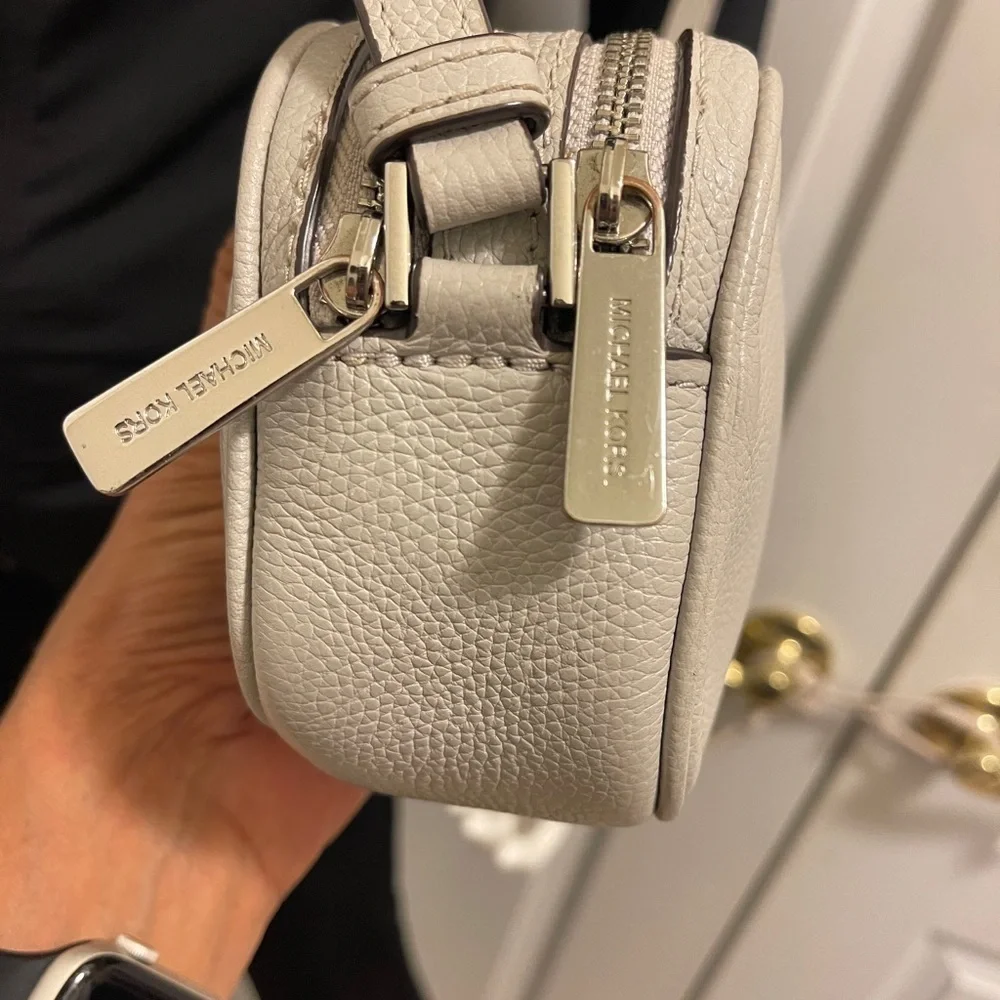 MICHAEL KORS Fulton Small Light Grey Leather Crossbody Camera Bag Feminine